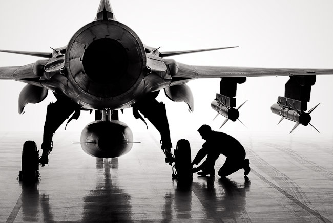 Gripen and mechanic in hangar © www.svarteld.com